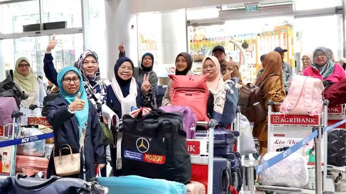 Du khách từ Kuala Lumpur (Malaysia) hào hứng khi đến xứ ngàn hoa Đà Lạt sáng 2/9. (Ảnh: CTV)