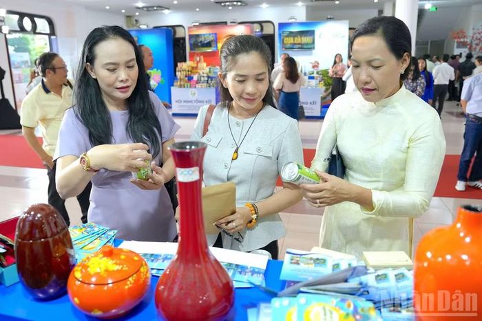 Du khách tham quan không gian trưng bày sản phẩm đặc thù bên lề Hội nghị hợp tác, xúc tiến du lịch trong khuôn khổ Lễ hội Khinh khí cầu và Ngày hội Văn hóa di sản năm 2026. (Ảnh: HỮU TÙNG)