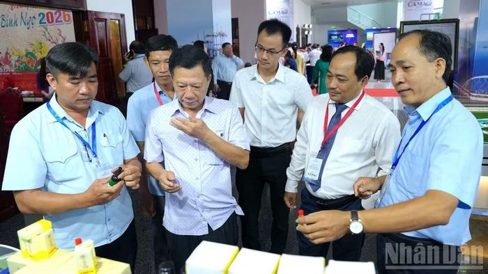 Các đại biểu tham quan không gian trưng bày bên lề Hội nghị xúc tiến đầu tư năm 2026 với chủ đề “Cà Mau-Cực tăng trưởng mới”. (Ảnh: HỮU TÙNG)