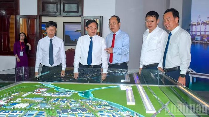 Phó Thủ tướng Chính phủ Hồ Quốc Dũng (thứ 4 từ phải qua) cùng các lãnh đạo tỉnh Cà Mau tham quan trưng bày bên lề hội nghị xúc tiến đầu tư năm 2026 tại Cà Mau. (Ảnh: HỮU TÙNG)