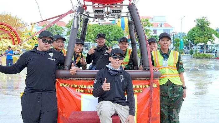Một đội tham gia trình diễn khinh khí cầu trong khuôn khổ Lễ hội Khinh khí cầu và Ngày hội Văn hóa di sản năm 2026. (Ảnh: HỮU TÙNG)