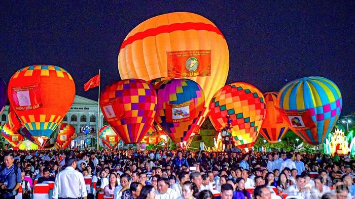 Quảng trường Hùng Vương (phường Bạc Liêu, tỉnh Cà Mau) thu hút hơn 25.400 lượt khách trong 4 ngày đầu diễn ra lễ hội khinh khí cầu. (Ảnh: HỮU TÙNG)