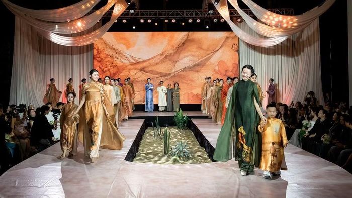 Nhà thiết kế Trần Thiện Khánh giới thiệu hai bộ sưu tập áo dài “Hương ký ức” và “Lam ngọc” tại Huế. (Ảnh: Ban tổ chức)