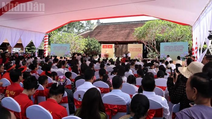 Đông đảo các tầng lớp nhân dân về dự lễ.