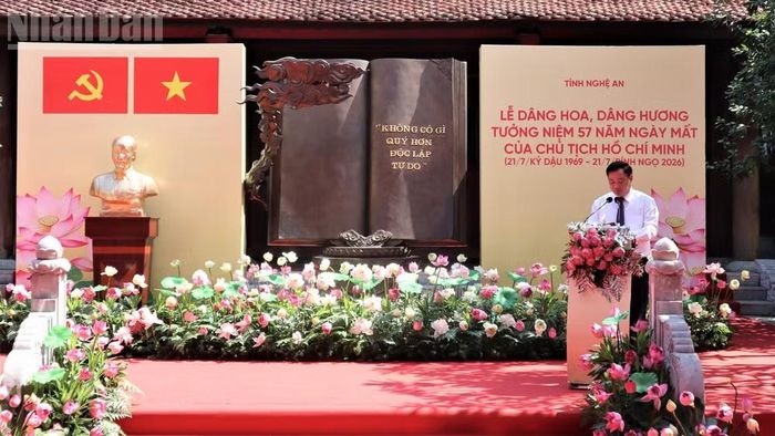 Đồng chí Nguyễn Khắc Thận, Bí thư Tỉnh ủy Nghệ An phát biểu tại buổi lễ.