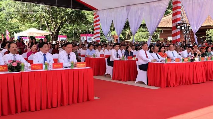 Các đại biểu và các tầng lớp nhân dân về dự lễ.