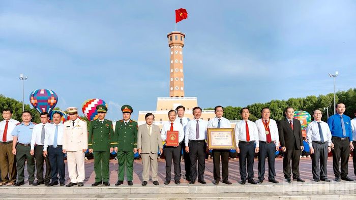 Các đại biểu tỉnh Cà Mau phấn khởi đón nhận Kỷ lục “Lá cờ Tổ quốc bằng vải lớn nhất Việt Nam” được trao tặng cho tỉnh tại buổi Lễ thượng cờ mừng ngày Tết Độc lập. (Ảnh: HỮU TÙNG)