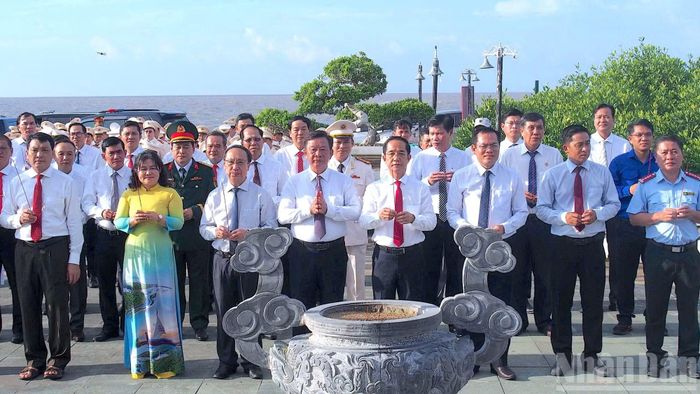 Lãnh đạo tỉnh Cà Mau cùng cán bộ, chiến sĩ và nhân dân dâng hương Đức Quốc Tổ Lạc Long Quân ngay sau Lễ thượng cờ. (Ảnh: HỮU TÙNG)