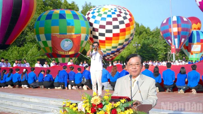 Ông Hà Phước Dũng, Trưởng Ban Phát triển các dự án kỷ lục, thay mặt Tổ chức Kỷ lục Việt Nam công bố Quyết định xác lập kỷ lục Việt Nam. (Ảnh: HỮU TÙNG)