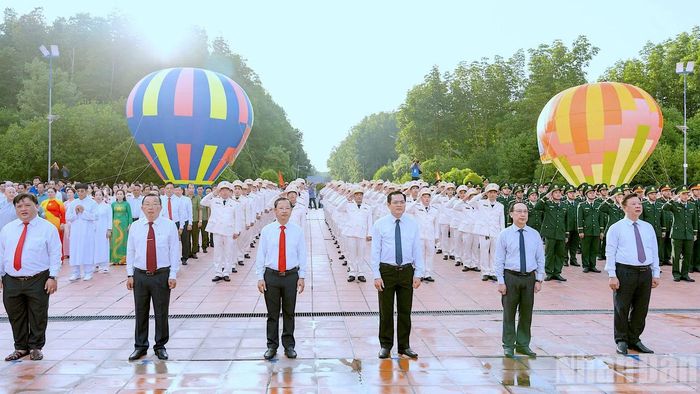 Đại biểu và cán bộ, chiến sĩ lực lượng vũ trang cùng nhân dân trang nghiêm chuẩn bị chào cờ theo điều lệnh, thể hiện ý chí và tinh thần trách nhiệm giữ gìn bờ cõi. (Ảnh: HỮU TÙNG)