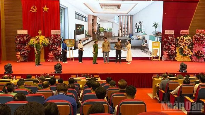 Biểu diễn tiểu phẩm tại lễ Tổng kết phong trào toàn dân bảo vệ an ninh tổ quốc tỉnh Vĩnh Long năm 2026. (Ảnh: BÁ DŨNG)