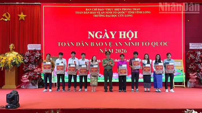  Bộ Công an trao tặng quà cho các em lưu học sinh thực hiện tốt ngày hội tại Trường đại học Cửu Long. (Ảnh: BÁ DŨNG) 