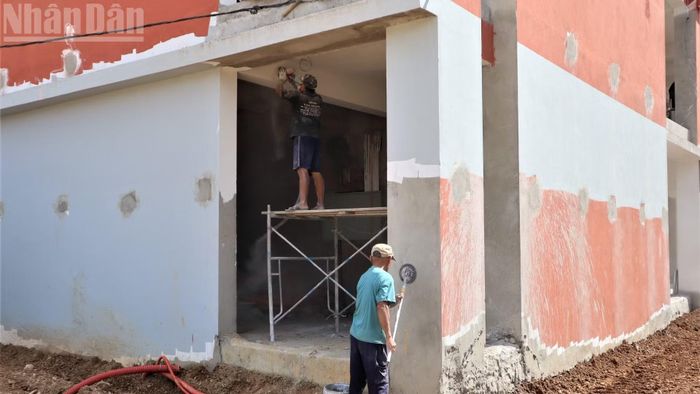 Các đội sơn tranh thủ thời tiết nắng ráo để thi công.