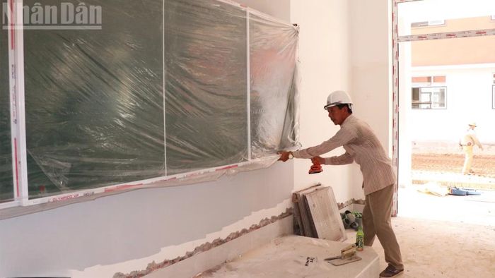 Một số phòng học đã được lắp đặt bảng, kê xong bàn ghế học sinh.