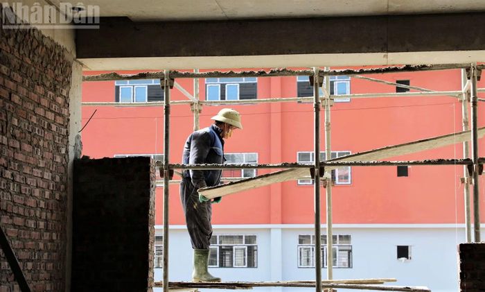 Khu vực nhà ăn và ký túc xá học sinh đang được khẩn trương thi công.