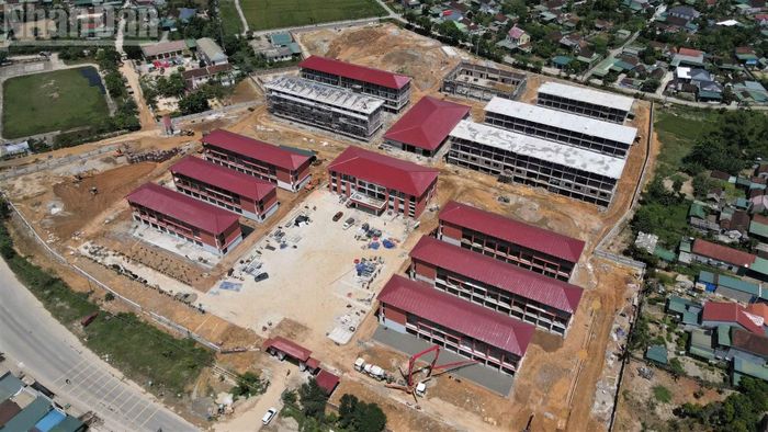 Thầy giáo Lương Văn Võ, Hiệu trưởng Trường phổ thông nội trú liên cấp tiểu học và trung học cơ sở xã Anh Sơn cho biết: Cán bộ, giáo viên nhà trường trong dịp nghỉ lễ Quốc khánh sẵn sàng để tham gia công tác dọn dẹp vệ sinh khuôn viên trường học, trang trí lễ khai giảng. Để quản lý, chăm sóc tốt cho các em học sinh nội trú, ngoài việc phân công các giáo viên trực luân phiên, nhà trường dự kiến ký hợp đồng với 35 nhân viên có chuyên môn phù hợp.