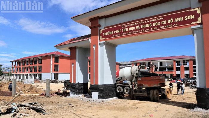 Năm học này, Trường phổ thông nội trú liên cấp tiểu học và trung học cơ sở xã Anh Sơn tuyển sinh 1.486 học sinh.