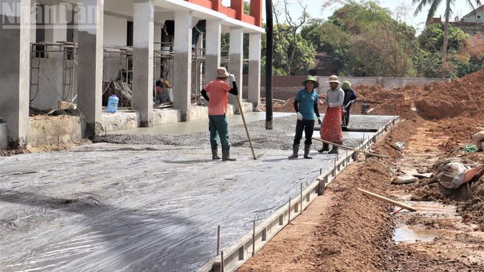 Ở khu vực sân trường, các nhóm thợ đang tập trung thi công nền để bàn giao cho nhà trường thực hiện công tác chuẩn bị cho lễ khai giảng vào sáng 5/9.
