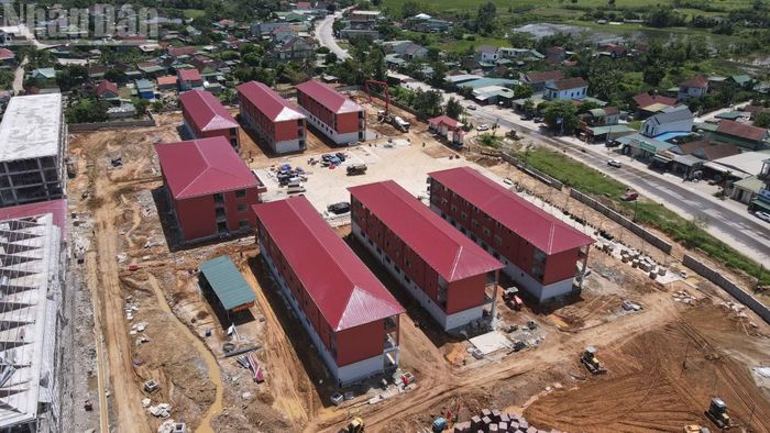 Ba dãy nhà học khối tiểu học đã cơ bản hoàn thiện phần xây dựng, sơn tường, lắp cửa chính và các cửa sổ.