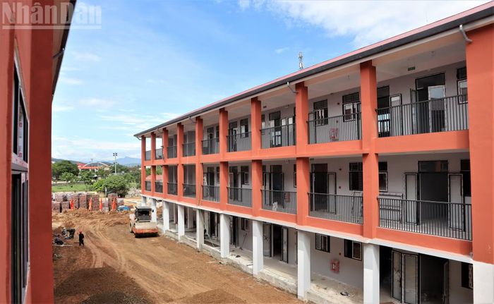 Năm học này, Trường phổ thông nội trú liên cấp tiểu học và trung học cơ sở xã Anh Sơn có 1.246 học sinh đăng ký bán trú, 241 học sinh đăng ký nội trú.