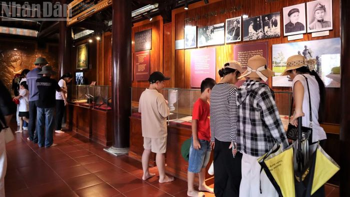  Người dân, du khách﻿ tham quan những hình ảnh, tư liệu quý về Chủ tịch Hồ Chí Minh và người thân trong gia đình. 