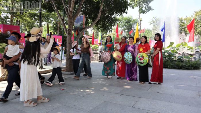 Người dân lưu lại khoảnh khắc đáng nhớ khi được về thăm quê Bác.