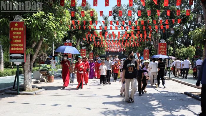 Người dân về thăm quê Bác.
