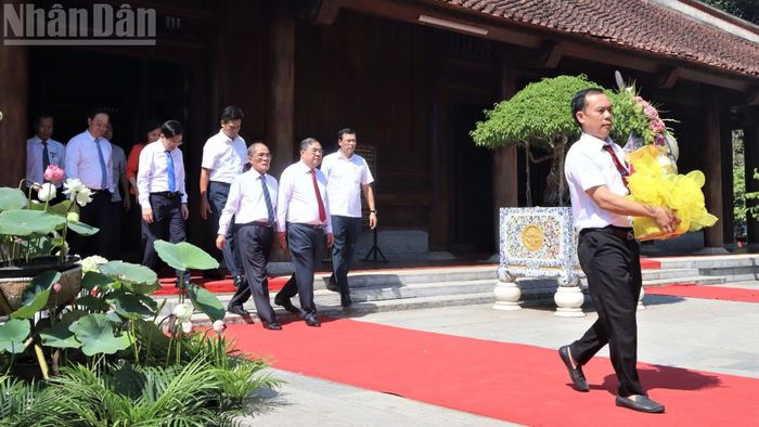  Sáng 2/9, các đồng chí lãnh đạo, nguyên lãnh đạo Trung ương và địa phương về Khu di tích quốc gia đặc biệt Kim Liên (xã Kim Liên, Nghệ An) dâng hoa, dâng hương tưởng niệm 57 năm ngày mất của Chủ tịch Hồ Chí Minh﻿ (21/7/1969-21/7/2026 âm lịch). 
