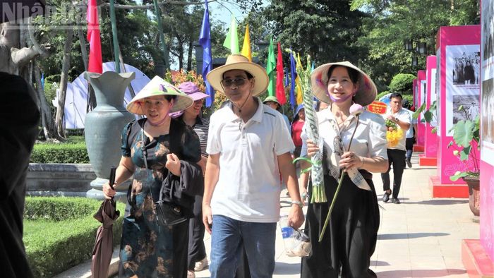Người dân mang theo những bó hoa sen, hoa huệ dâng lên Bác.