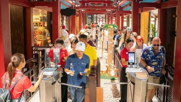 Du khách tham quan Sun World Bà Nà Hills dịp Quốc khánh 2/9. (Ảnh: ANH ĐÀO)