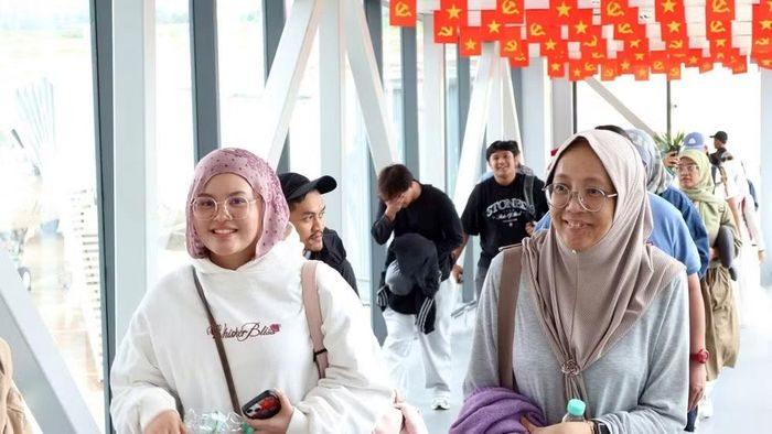 Du khách từ Kuala Lumpur (Malaysia) hào hứng khi đáp chuyến bay đến Cảng hàng không quốc tế Liên Khương sáng 2/9, trên hành trình tham quan, trải nghiệm xứ ngàn hoa và biển xanh. (Ảnh: CTV)
