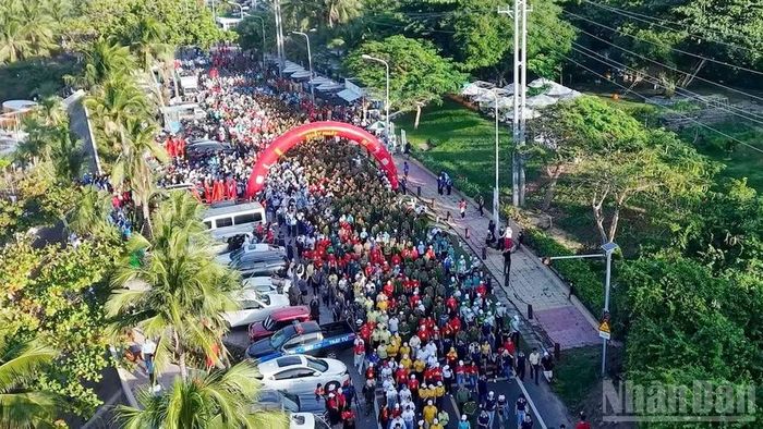 Chương trình “Cùng Việt Nam tiến bước” năm 2026 tại khu vực Công viên Bãi đá Ông Địa, tỉnh Lâm Đồng thu hút đông đảo người dân địa phương và du khách. (Ảnh: Thanh Hải)