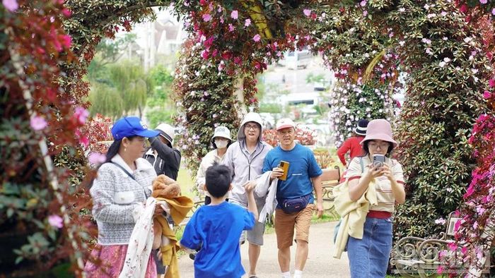 Du khách tham quan xứ ngàn hoa Đà Lạt dịp Lễ 2/9. (Ảnh: Bảo Văn)
