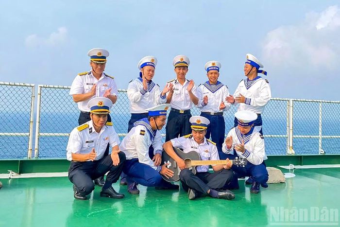 Tổ chức văn hóa, văn nghệ, thể dục thể thao, tạo không khí đoàn kết, vui tươi, đầm ấm. Qua đó, góp phần động viên cán bộ, chiến sĩ vơi nỗi nhớ đất liền, gia đình, thêm phấn khởi và yên tâm công tác.