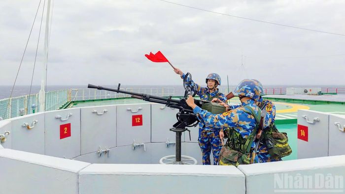 Trong ngày Quốc khánh, người lính vẫn tiếp tục thực hiện nhiệm vụ. Dưới lá cờ Tổ quốc, cán bộ, chiến sĩ duy trì nghiêm các chế độ trực, tổ chức huấn luyện sẵn sàng chiến đấu﻿ và thực hành các nội dung theo kế hoạch.