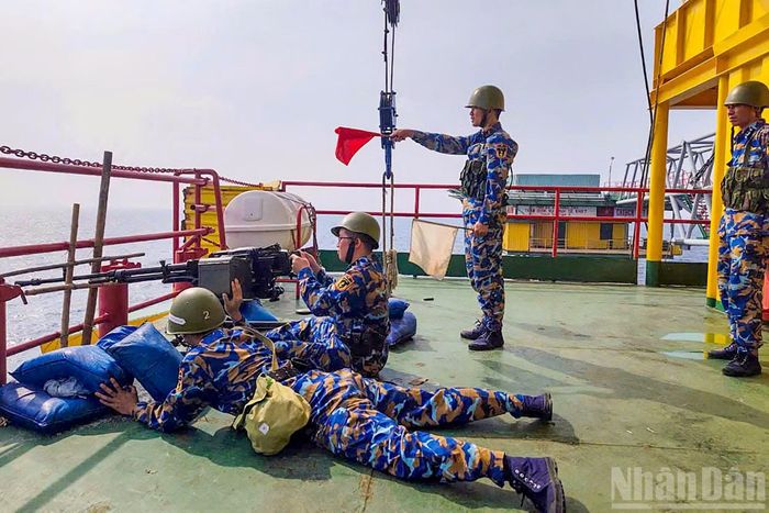 Nắng, gió và điều kiện khắc nghiệt nơi biển xa càng tôi luyện ý chí, bản lĩnh và tinh thần trách nhiệm của mỗi người. Với họ, giữ vững nền nếp, huấn luyện thuần thục, sẵn sàng xử trí tốt các tình huống cũng là cách thiết thực để thể hiện trách nhiệm dưới lá cờ Tổ quốc.