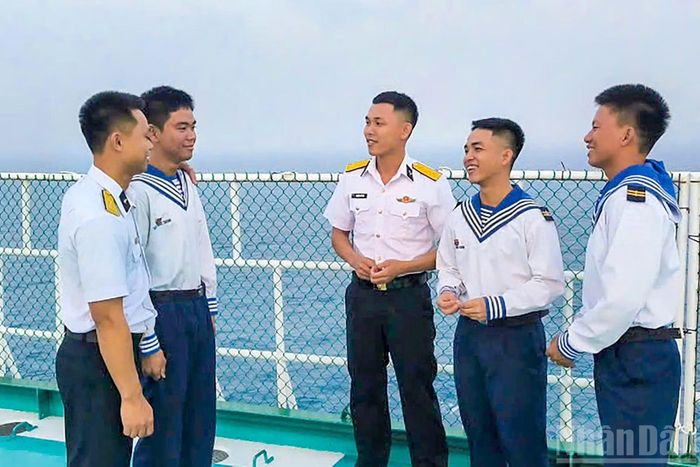 Cán bộ, chiến sĩ Nhà giàn DK1 giao lưu văn nghệ trong giờ nghỉ.