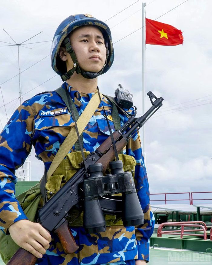 Giữa biển trời bao la, dưới lá cờ đỏ sao vàng tung bay, lễ chào cờ nhân dịp lễ Quốc khánh 2/9 trên các Nhà giàn DK1 mang ý nghĩa đặc biệt thiêng liêng đối với cán bộ, chiến sĩ đang làm nhiệm vụ nơi đầu sóng, ngọn gió.