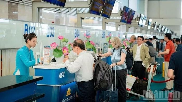 Ngày 2/9, chiều khách nội địa đi ghi nhận 6 khung giờ cao điểm trải đều từ 6 đến 20 giờ, mỗi khung giờ đều vượt mức 2.000 lượt khách. (Ảnh: PHAN CÔNG)