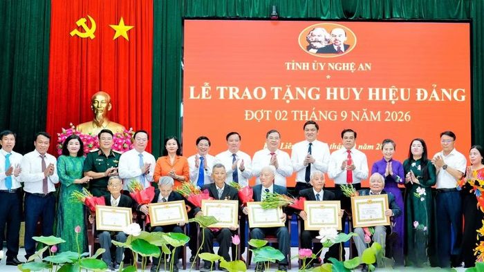 Các đồng chí lãnh đạo Đảng, Nhà nước, lãnh đạo tỉnh Nghệ An tặng hoa chúc mừng các đảng viên lão thành tại xã Kim Liên. (Ảnh: BP)