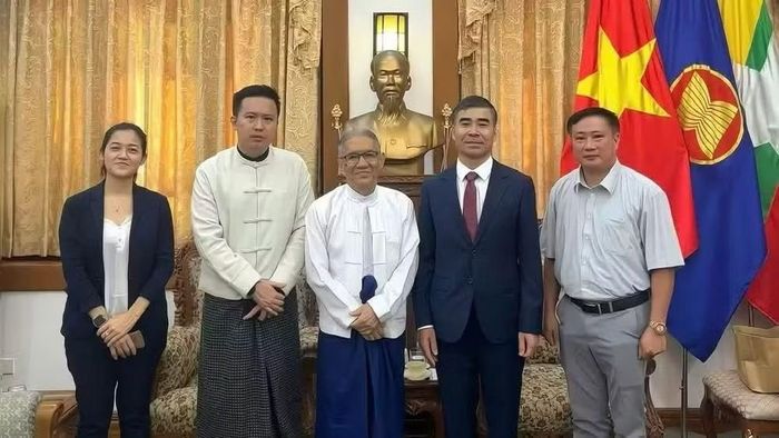 Đại sứ Nguyễn Anh Đức (thứ 2 từ phải sang) và Chủ tịch Hội Hữu nghị Myanmar-Việt Nam Thet Win đã có buổi làm việc nhằm thắt chặt hơn nữa tình cảm hữu nghị giữa nhân dân hai nước. (Ảnh: Đại sứ Việt Nam tại Myanmar cung cấp)
