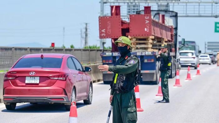 Lực lượng chức năng điều tiết giao thông trên các tuyến cao tốc. (Ảnh: Cục Cảnh sát giao thông)