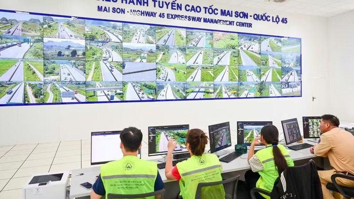 Các lực lượng chức năng tại Trung tâm điều hành tuyến cao tốc Mai Sơn-Quốc lộ 45. (Ảnh: Cục Cảnh sát giao thông)