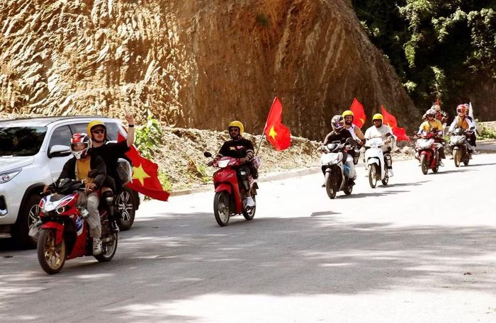Khách du lịch nước ngoài lên tham quan Cao nguyên đá Đồng Văn. (Ảnh: KHÁNH TOÀN)