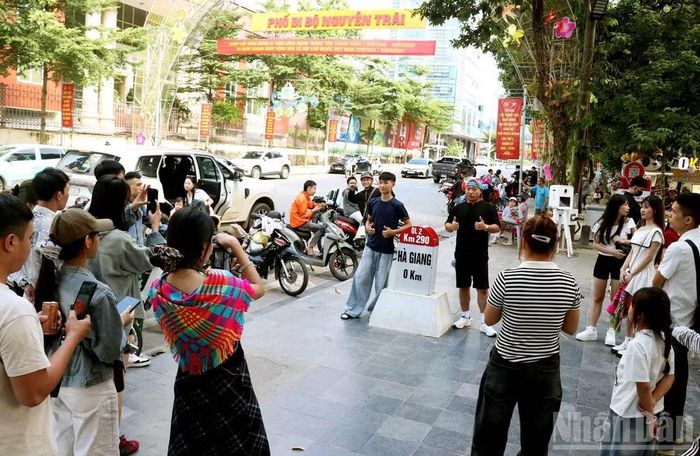 Du khách chụp ảnh tại Km số 0. phường Hà Giang 1. (Ảnh: KHÁNH TOÀN)