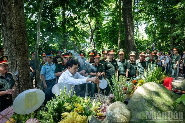 Đại tướng Phan Văn Giang thành kính dâng hương.