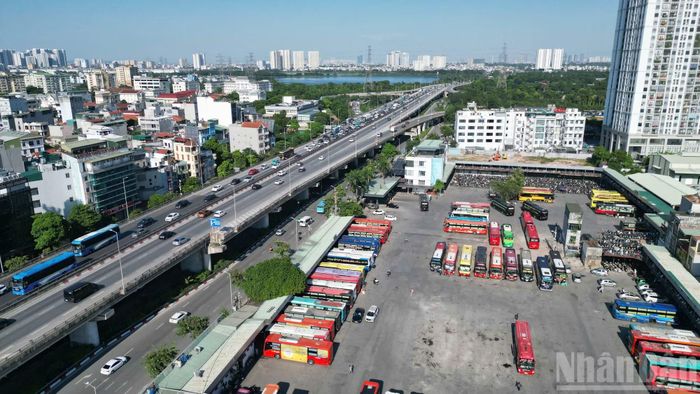 Kỳ nghỉ lễ khép lại, những dòng xe chở đầy hành lý tiếp tục hướng vào trung tâm. Hà Nội dần trở lại nhịp sống thường nhật sau 5 ngày nghỉ Quốc khánh.