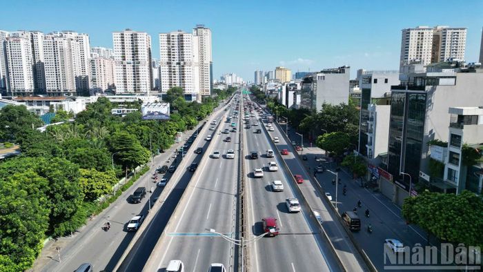 Từ đầu giờ chiều 2/9, lượng phương tiện hướng về Hà Nội tăng nhanh tại các cửa ngõ phía nam và phía đông. Hàng dài ô tô, xe máy nối nhau trên các tuyến đường dẫn vào trung tâm.