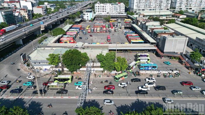 Tại các bến xe lớn của Hà Nội, lượng hành khách trở về tăng dần từ đầu giờ chiều. Vali, ba lô, túi xách và những món quà quê theo chân người dân trở lại Thủ đô.