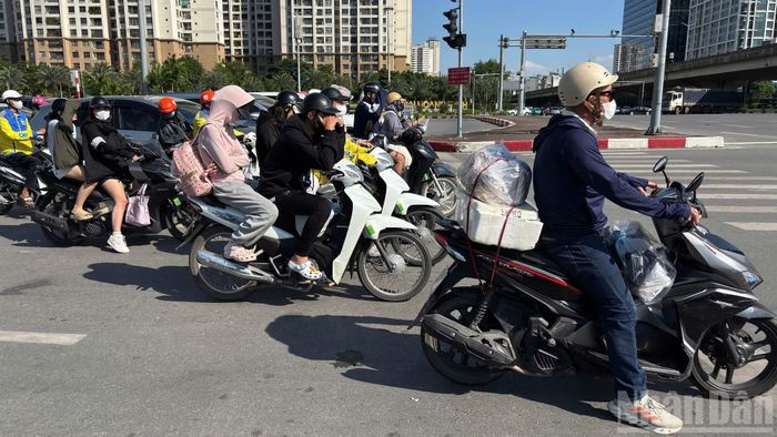 Trên xe, hành lý được xếp gọn phía trước và phía sau, trong khi người dân kiên nhẫn di chuyển giữa dòng phương tiện đông đúc.